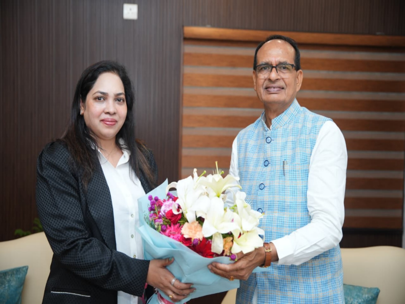 Hon’ble Union Minister Shri Shivraj Singh Chouhan Ji - Minister of Agriculture, Family welfare & rural development Ms. Janaki Pulaparthi - Founder & CEO of AkinAnalytics 