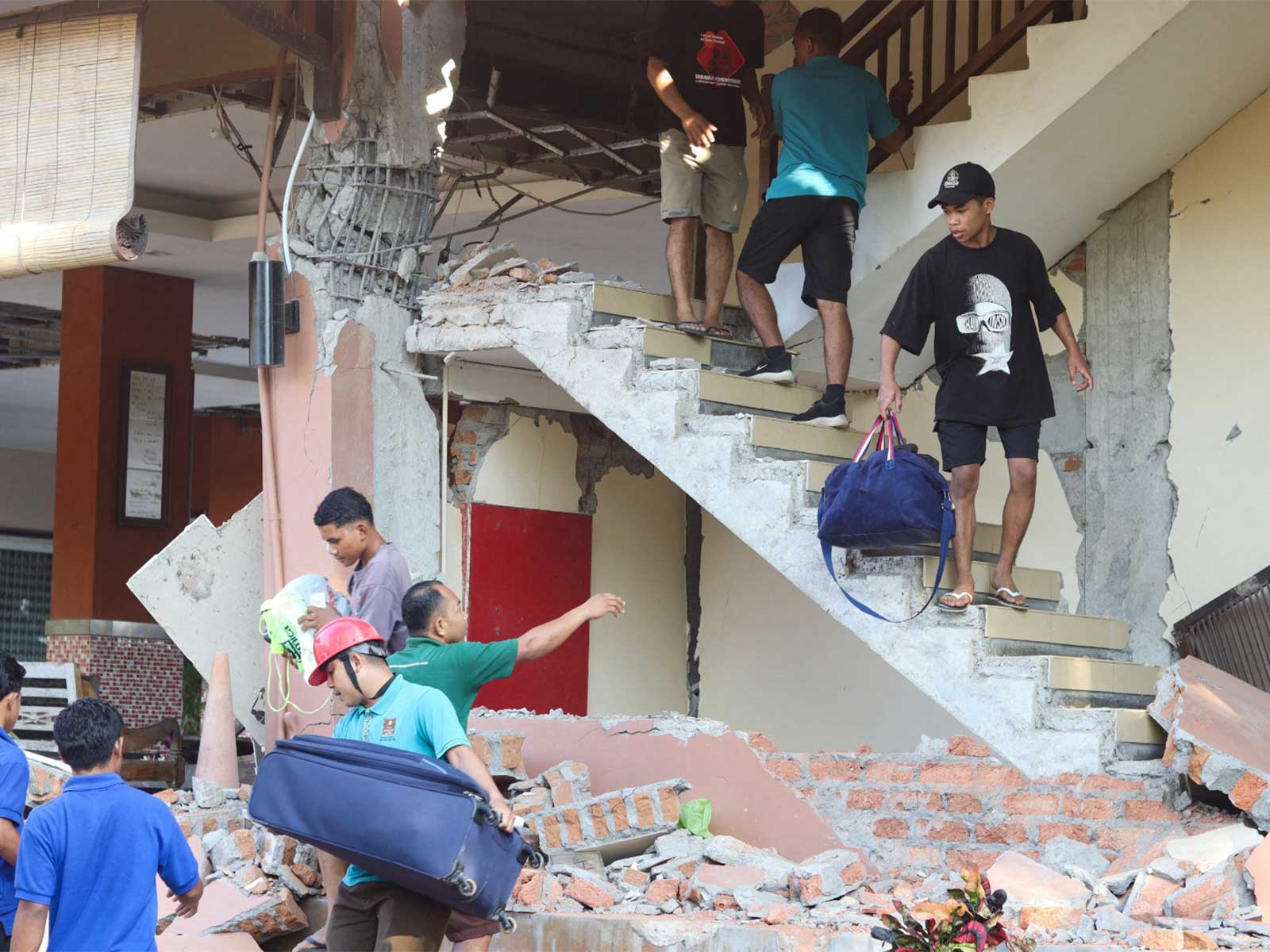 People evacuate from a building collapse at Jakarta hotel following an earthquake of magnitude 7.7 in Indonesia (Photo/Reuters) People evacuate from a building collapse at Jakarta hotel following an earthquake of magnitude 7.7 in Indonesia (Photo/Reuters)