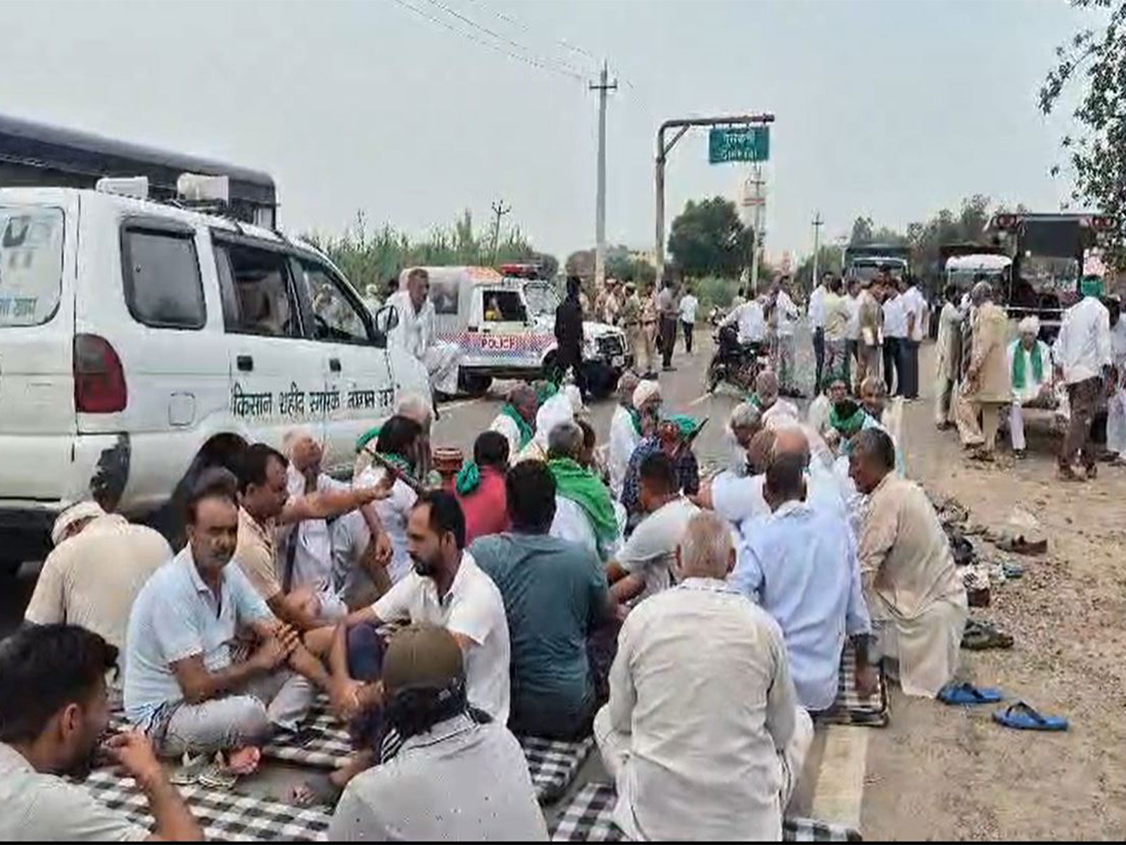 Farmers blocking the road in Hansi (Photo/ANI)