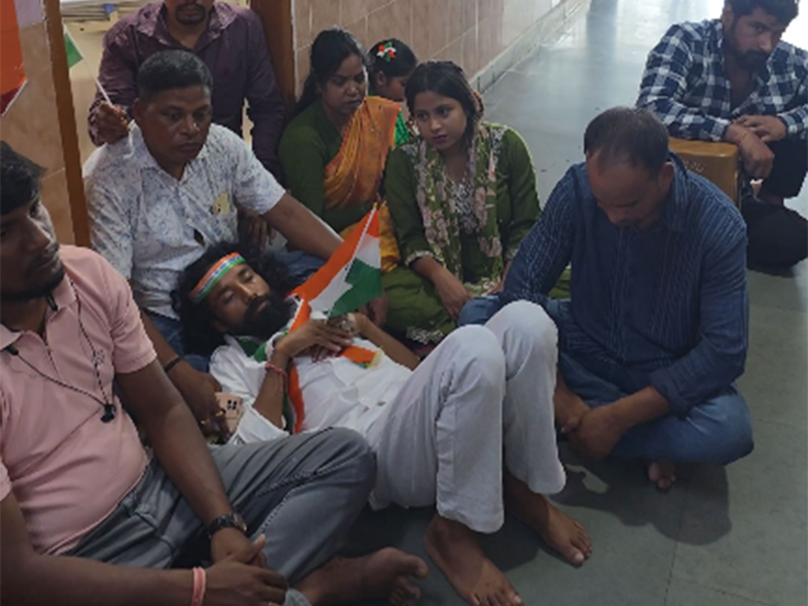 Devendra Mahto lying down at hospital floor after police stopped him from joining Tiranga Yatra (Photo:X@DevendraNathMa9) Devendra Mahto lying down at hospital floor after police stopped him from joining Tiranga Yatra (Photo:X@DevendraNathMa9)