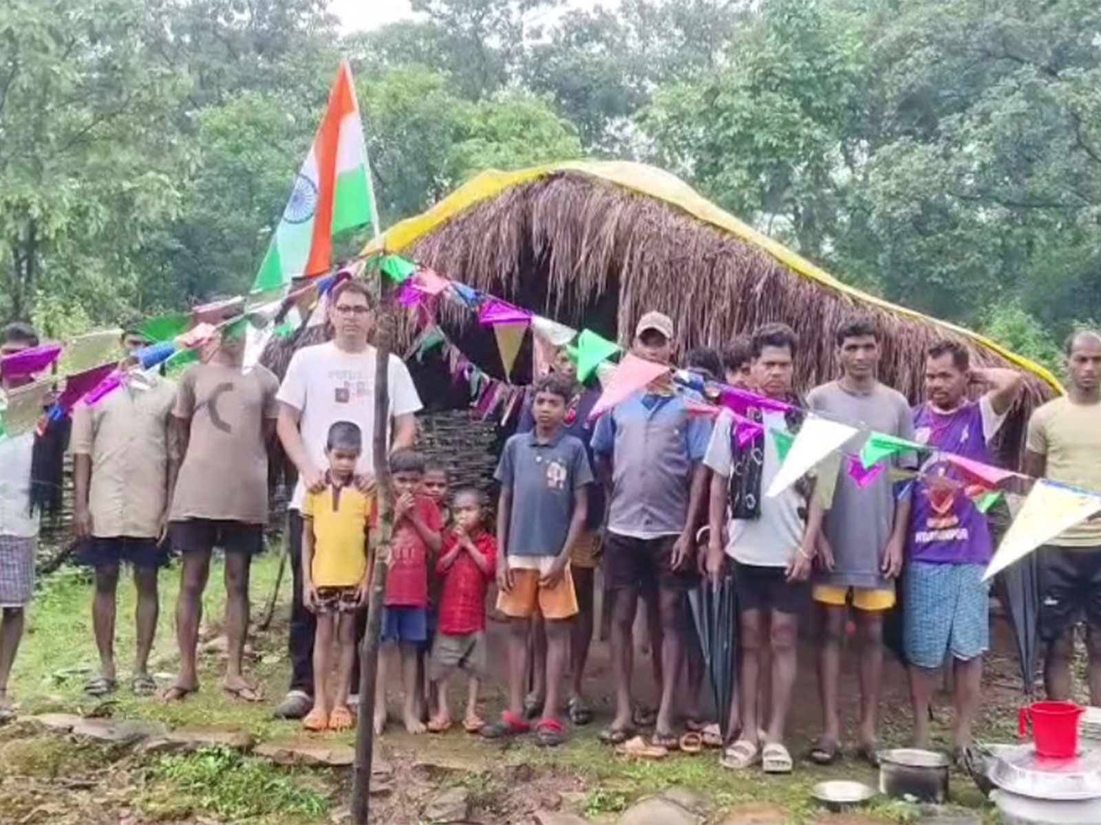 People celebrating Independece Day in Boter village of Chhattisgarhโs Narayanpur district (Photo/ANI) People celebrating Independece Day in Boter village of Chhattisgarhโs Narayanpur district (Photo/ANI)