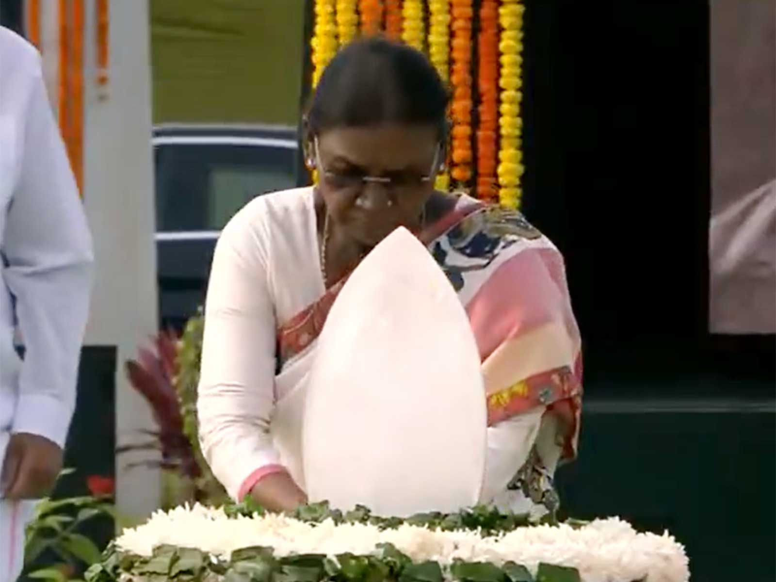 President Murmu pays tribute to Atal Bihari Vajpayee (Photo/ANI)