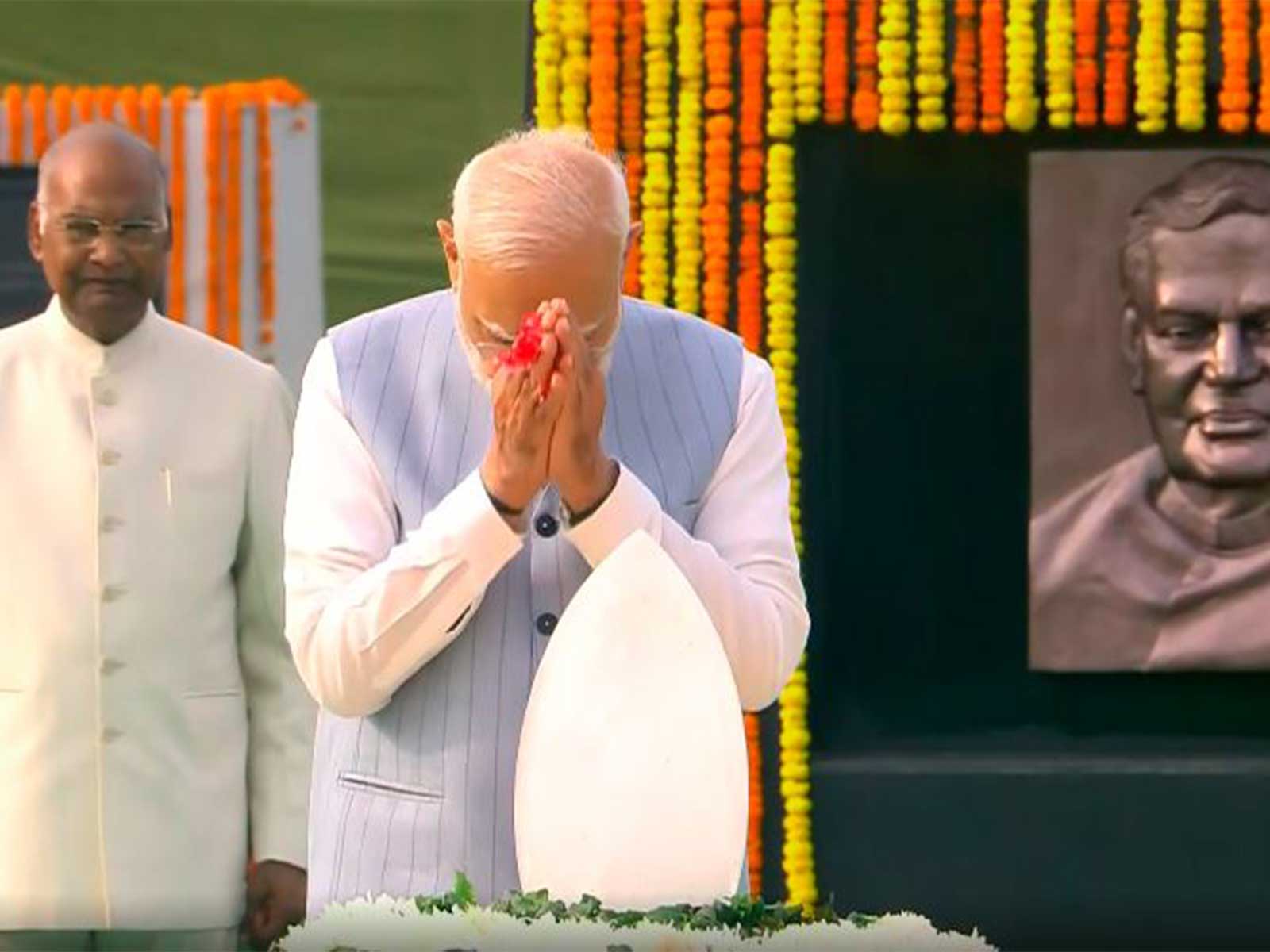 PM Modi paid floral tribute to former Prime Minister and Bharat Ratna awardee Atal Bihari Vajpayee  (Photo: ANI)
