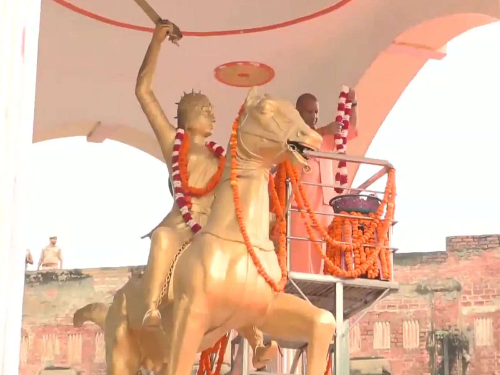 CM Yogi pays tribute to Rani Avantibai Lodhi (Photo/ANI) CM Yogi pays tribute to Rani Avantibai Lodhi (Photo/ANI)