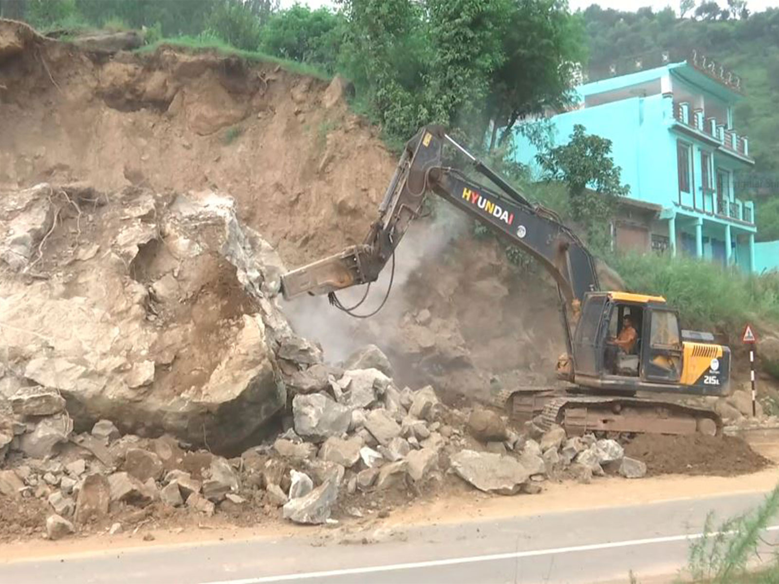 BRO clears landslides on Rajouri-Poonch highway (PhotoANI)