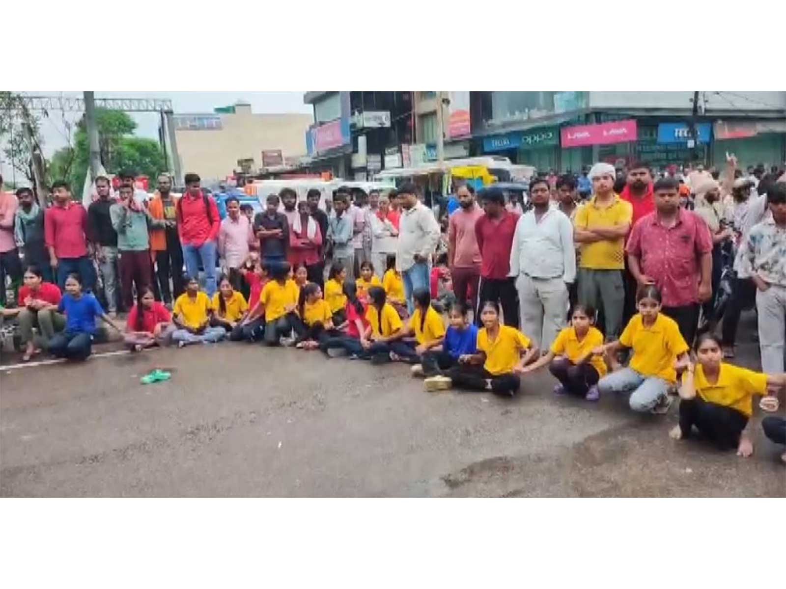 Students of Jai Prakash Narayan Sarvodaya Girls School in Lucknow staged a protest over a shortage of teachers (Photo/ ANI)