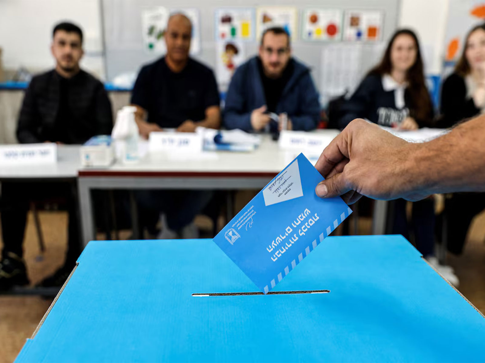 An Israeli man casts his vote at a polling station in Rahat during Israel's general election. (Photo/Reuters) An Israeli man casts his vote at a polling station in Rahat during Israel's general election. (Photo/Reuters)