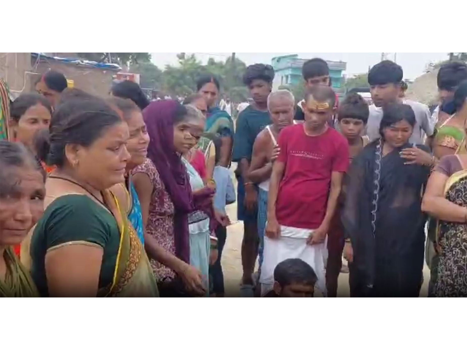 Villagers mourn the loss of loved ones in Lakhisarai (Photo/ ANI)