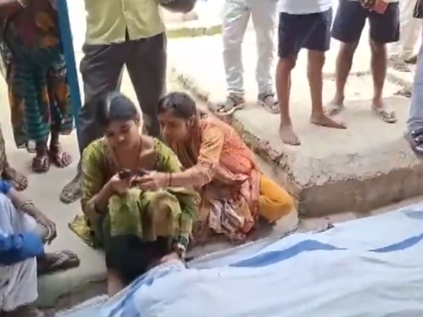 Family members mourn beside the body of a victim following the incident at Ashok Dham Temple in Lakhisarai, Bihar. ( Photo/ ANI)