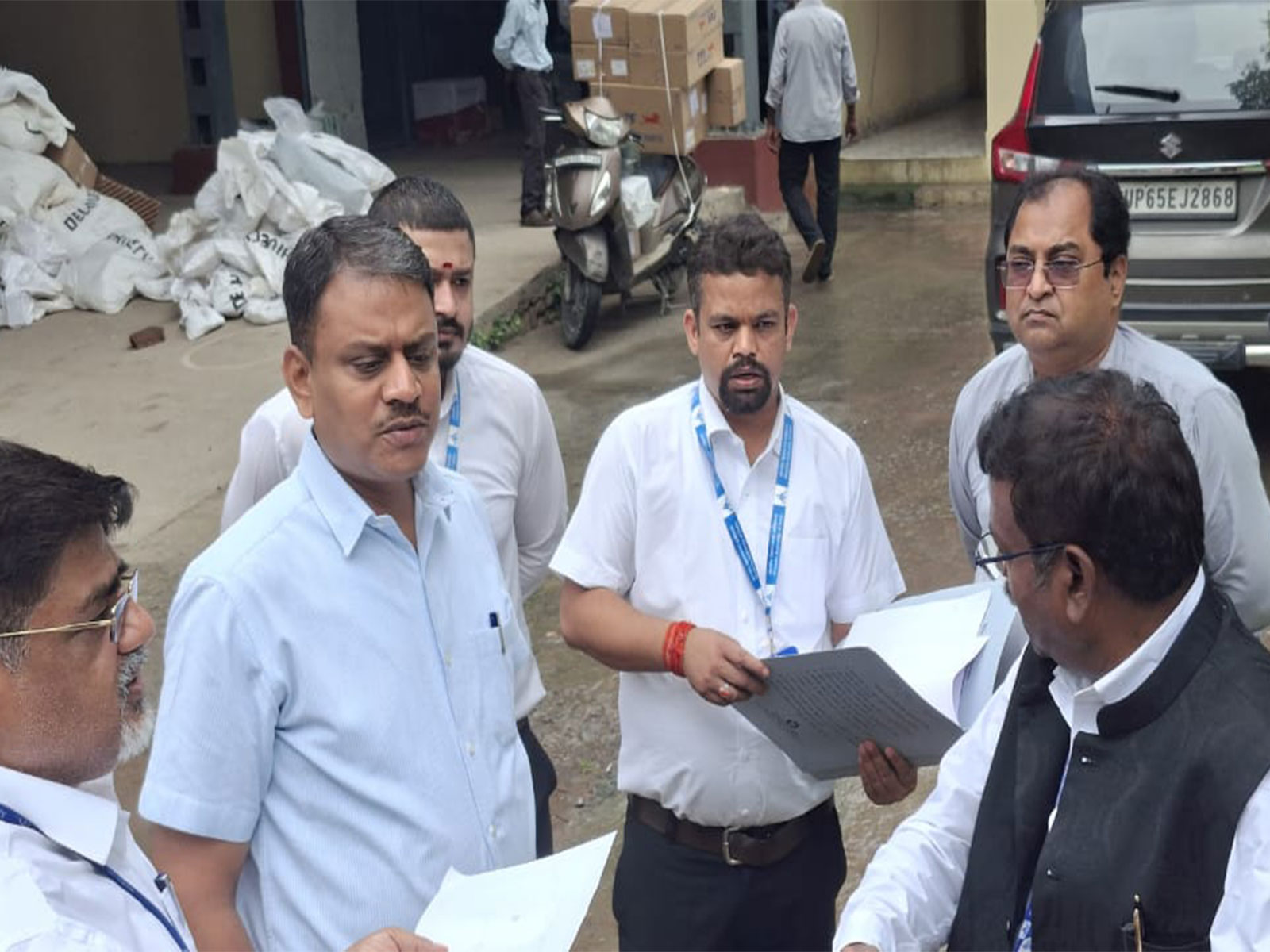Varanasi Divisional Commissioner S. Rajalingam with officials (Photo/Varanasi Administration) Varanasi Divisional Commissioner S. Rajalingam with officials (Photo/Varanasi Administration)