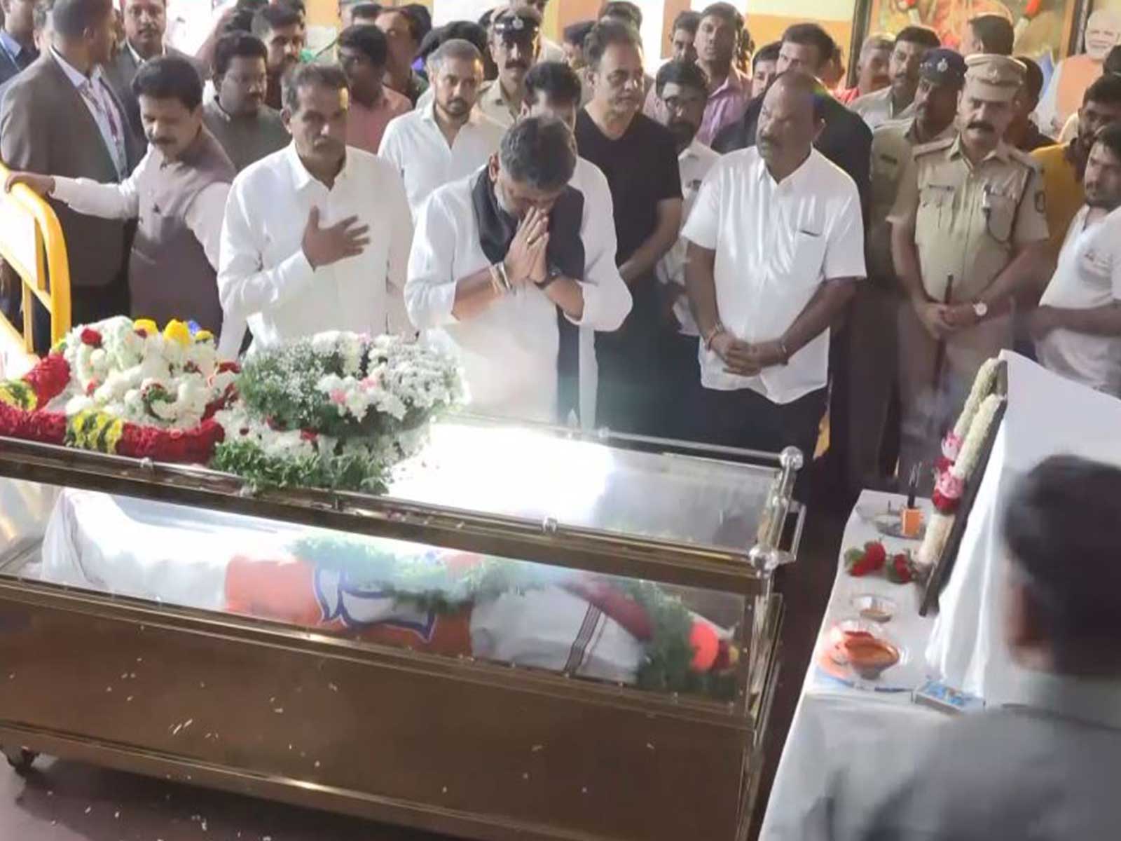 DK Shivakumar pays tribute to late BJP leader B.C. Nagesh (Photo/ANI)