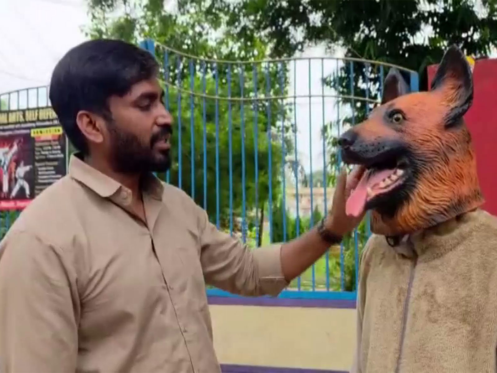 Khandwa Municipal Corporation LoPMullu Rathore with Protestor in Dog Mask (Photo/ANI) Khandwa Municipal Corporation LoPMullu Rathore with Protestor in Dog Mask (Photo/ANI)