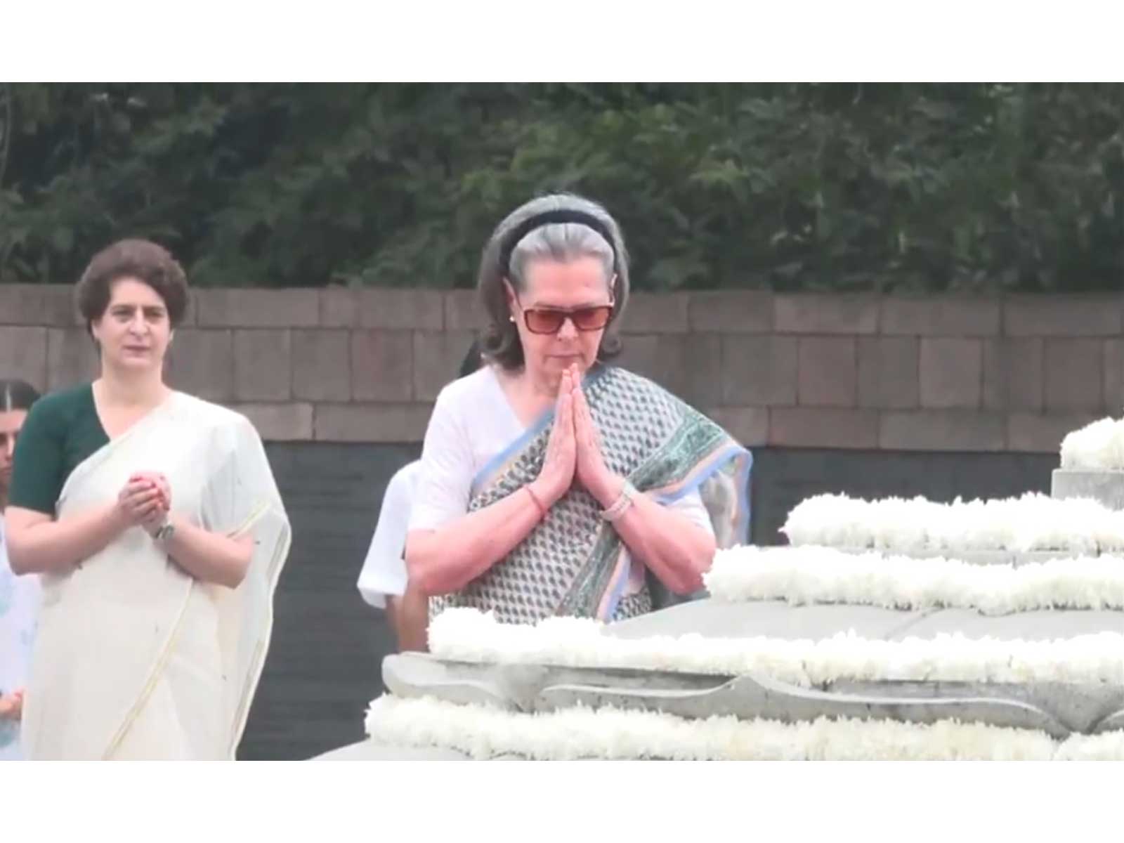 Congress leaders led by Sonia Gandhi pay floral tributes to late Rajiv Gandhi (Photo:ANI) Congress leaders led by Sonia Gandhi pay floral tributes to late Rajiv Gandhi (Photo:ANI)