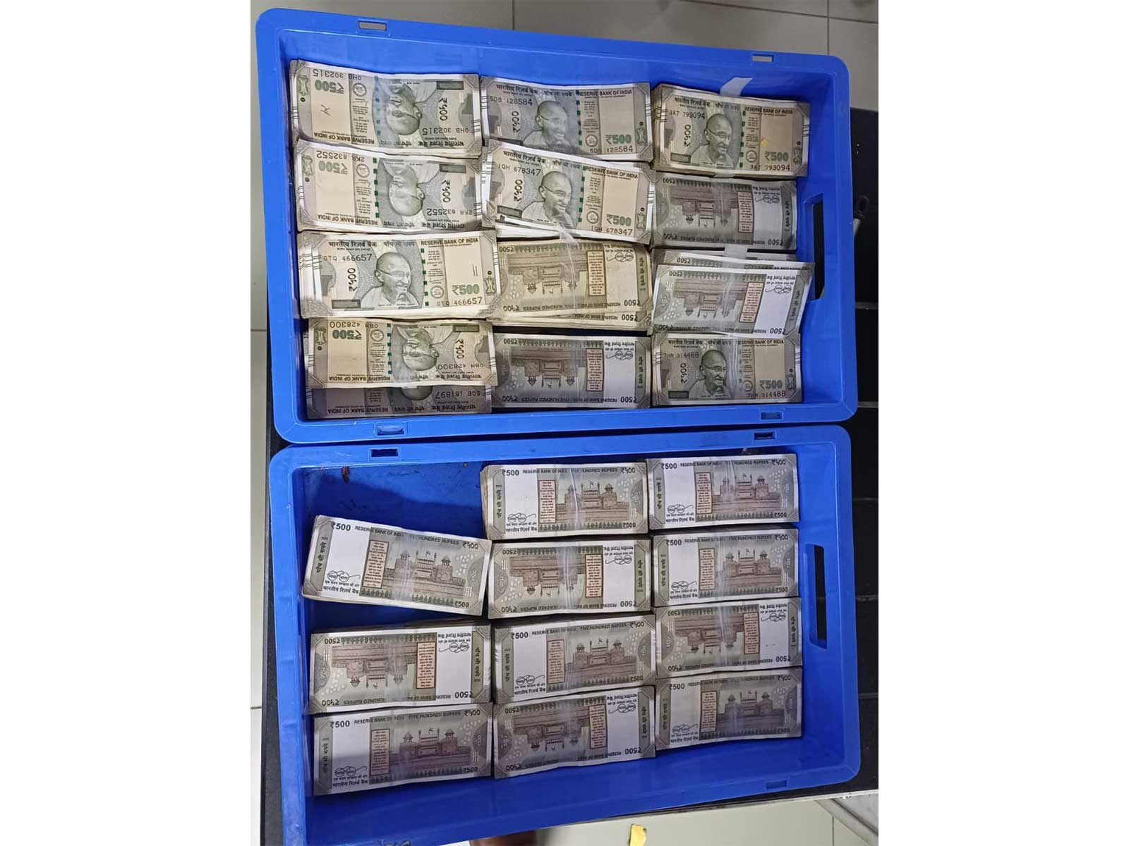 CISF personnel detects cash during security checks at Delhi airport (Photo/ @CISFHQrs) CISF personnel detects cash during security checks at Delhi airport (Photo/ @CISFHQrs)