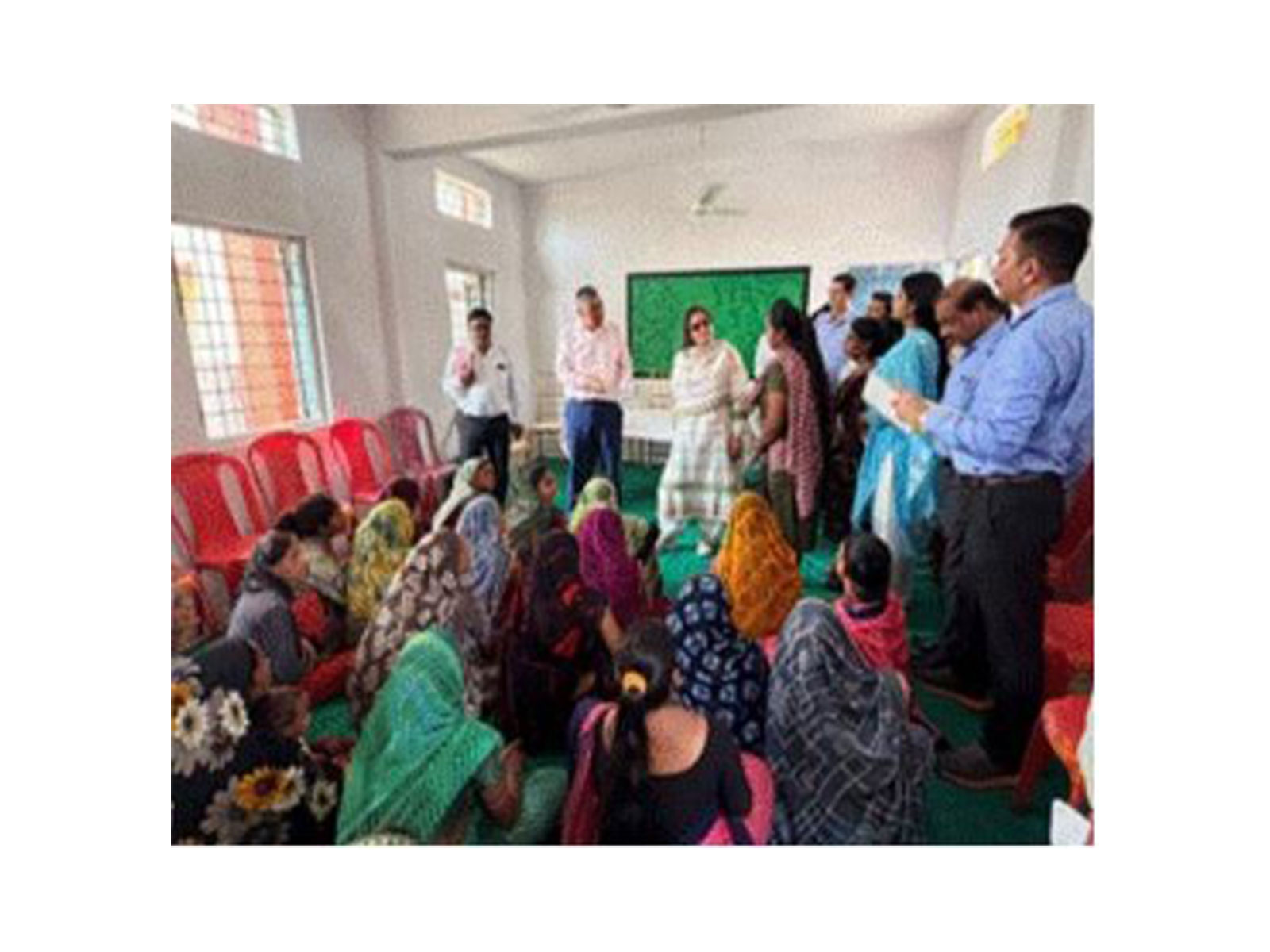 MoTA Secretary Ranjana Chopra interacts with tribal beneficiaries during her field visit in Indore  (Photo/PIB)