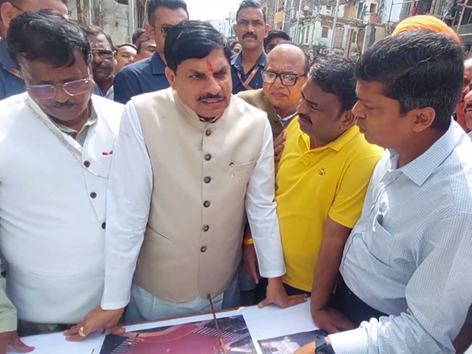 MP CM Mohan Yadav is discussing work plan from engineers while conducting inspection (Photo/ANI) MP CM Mohan Yadav is discussing work plan from engineers while conducting inspection (Photo/ANI)