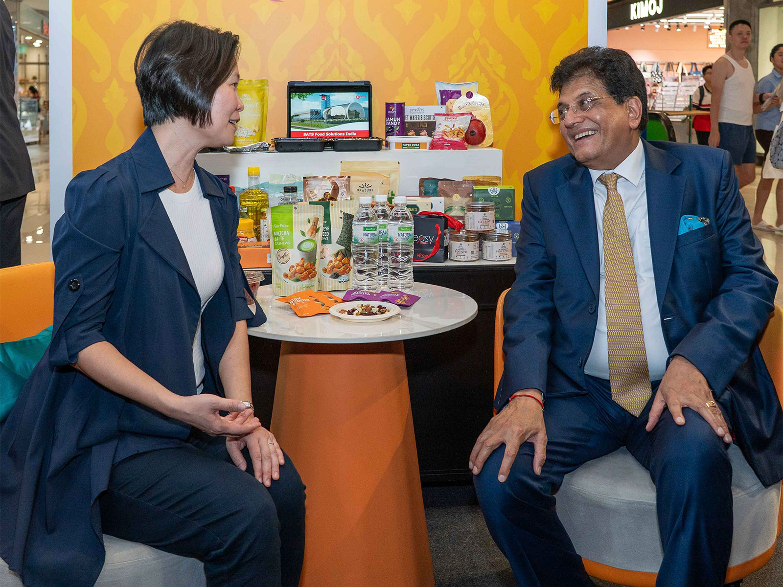 Union Minister Piyush Goyal with Singapore's Minister of State for Foreign Affairs and Trade & Industry, Gan Siow Huang, at the APEDA-FairPrice roadshow-cum-instore promotion in Singapore (Photo: x/@PiyushGoyal) Union Minister Piyush Goyal with Singapore's Minister of State for Foreign Affairs and Trade & Industry, Gan Siow Huang, at the APEDA-FairPrice roadshow-cum-instore promotion in Singapore (Photo: x/@PiyushGoyal)
