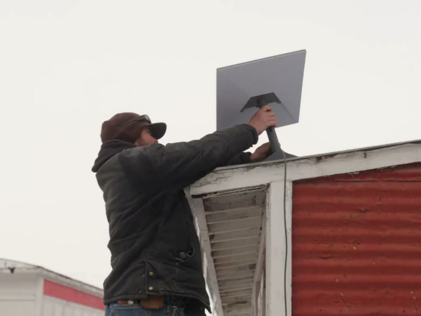 A person sets up the Starlink Kit in Wyoming US (Photo/@Starlink) A person sets up the Starlink Kit in Wyoming US (Photo/@Starlink)