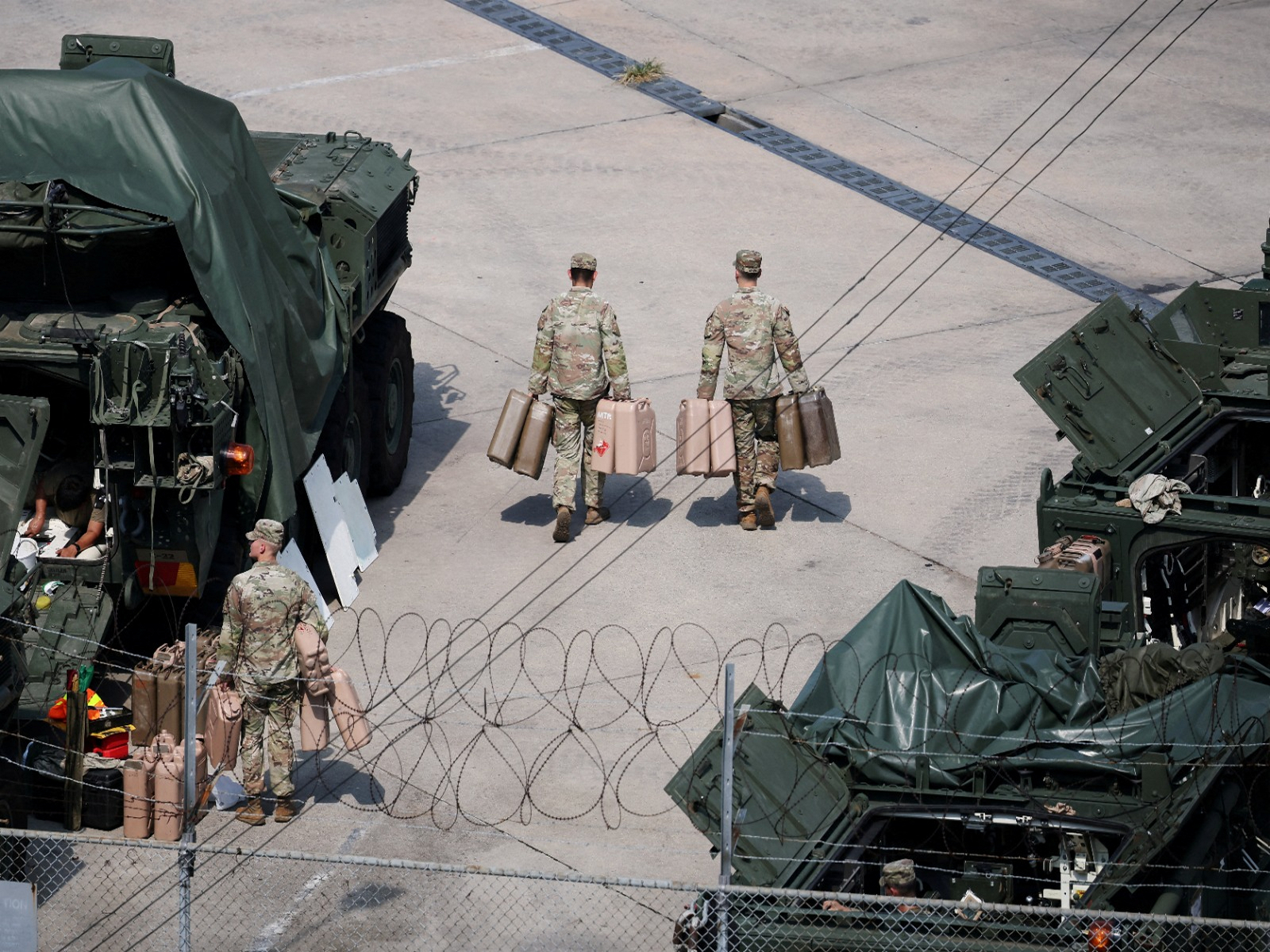 US Army soldiers move jerrycans at a US Army base near the demilitarized zone separating two Koreas, in Dongducheon, South Korea (File Photo/Reuters)