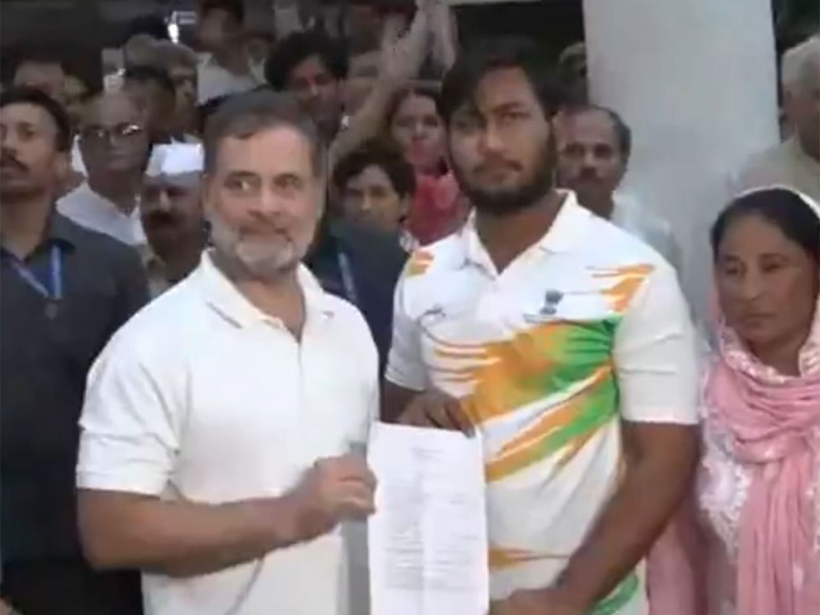 Rahul Gandhi with pellet gun shelling victim Sahil Lochav (Photo/ANI) Rahul Gandhi with pellet gun shelling victim Sahil Lochav (Photo/ANI)