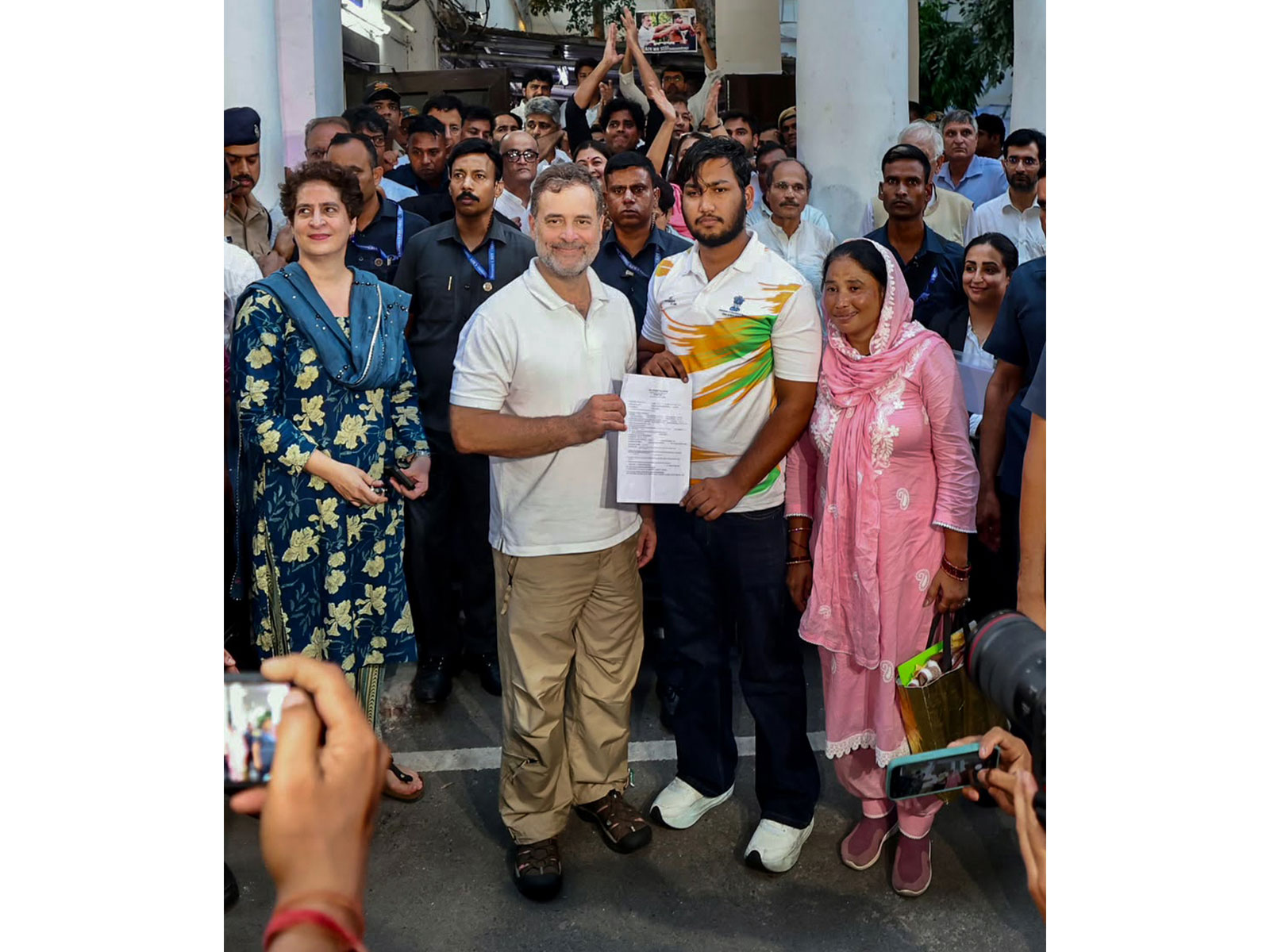 Rahul Gandhi with pellet gun shelling victim Sahil Lochav (Photo/ANI) Rahul Gandhi with pellet gun shelling victim Sahil Lochav (Photo/ANI)