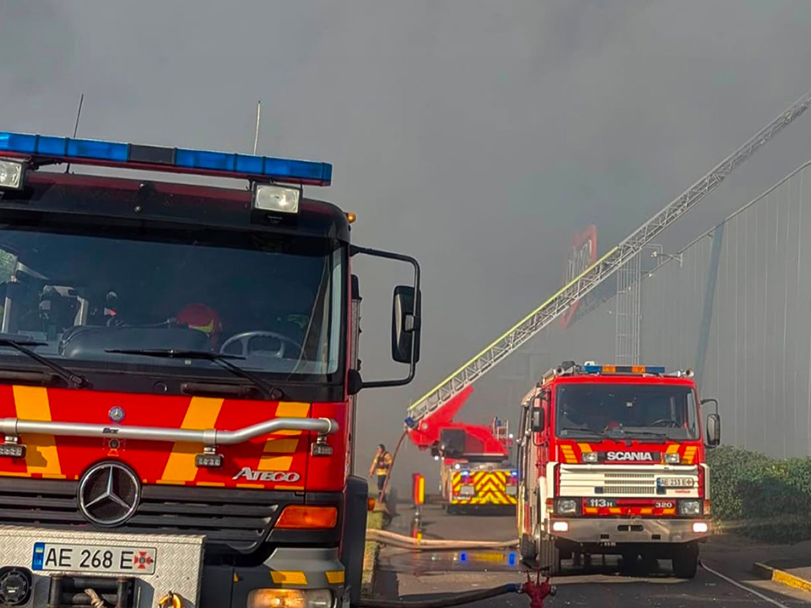 State Emergency Service of Ukraine firefighters responding to a double-tap Russian drone strike on a shopping center in Kryvyi Rih on August 21 (Photo: x/ @ZelenskyyUa) State Emergency Service of Ukraine firefighters responding to a double-tap Russian drone strike on a shopping center in Kryvyi Rih on August 21 (Photo: x/ @ZelenskyyUa)