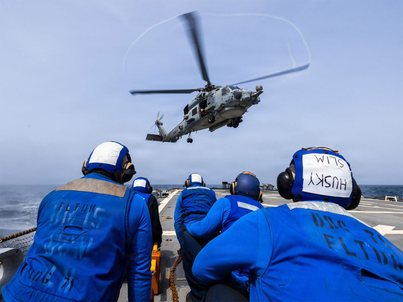 US sailors observe an MH-60R Sea Hawk helicopter landing on the flight deck of USS Ross (DDG 71) (Photo: x/@CENTCOM) US sailors observe an MH-60R Sea Hawk helicopter landing on the flight deck of USS Ross (DDG 71) (Photo: x/@CENTCOM)