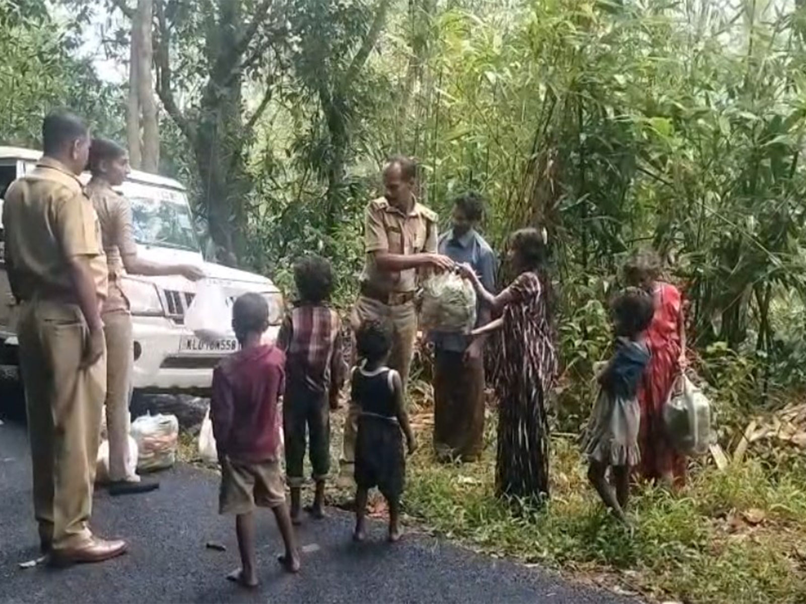 Moozhiyar police arranged essential groceries for tribal families in Moozhiyar (Photo/ANI) Moozhiyar police arranged essential groceries for tribal families in Moozhiyar (Photo/ANI)