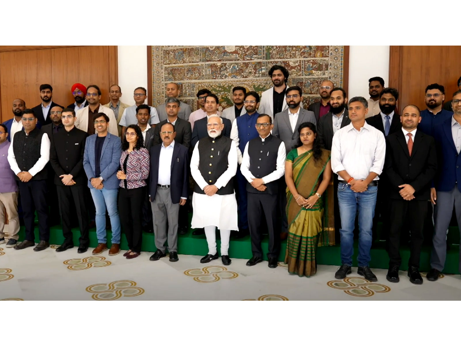 Prime Minister Narendra Modi with participants in the meeting (Photo/@PMO) Prime Minister Narendra Modi with participants in the meeting (Photo/@PMO)