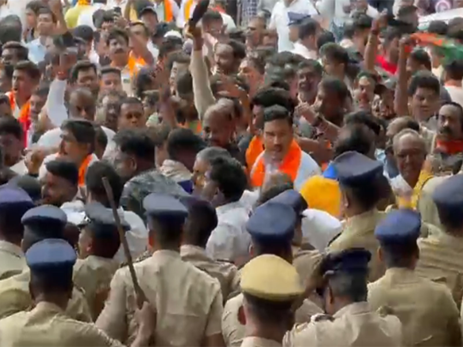 BJP workers try to enter Vikasa Soudha (Photo/ANI)