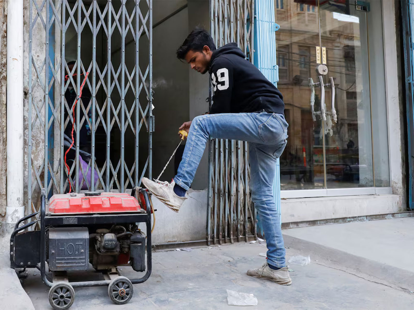 A man operates a generator outside his shop amid a nationwide power outage in Karachi, Pakistan. (Photo/Reuters) A man operates a generator outside his shop amid a nationwide power outage in Karachi, Pakistan. (Photo/Reuters)