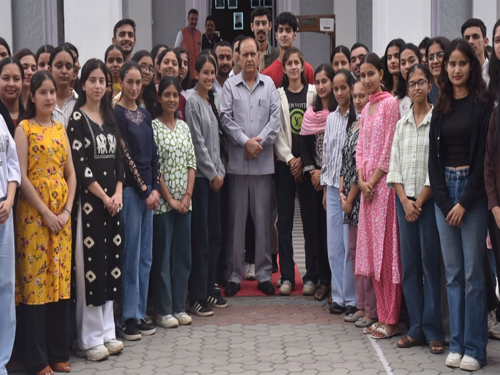Himachal Pradesh Legislative Assembly Speaker Kuldeep Singh Pathania with students from HPU (Photo/ANI)