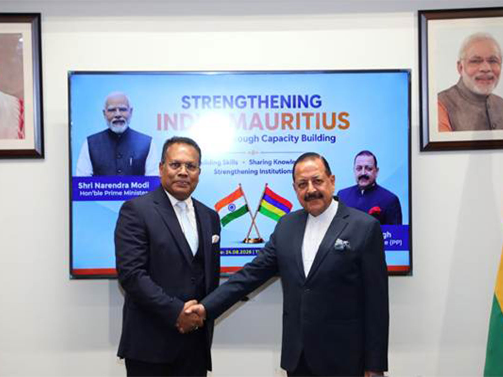 Mauritius Minister of Public Service and Administrative Reforms Lutchmanah Raj Pentiah and Union Minister Jitendra Singh (Photo/PIB)