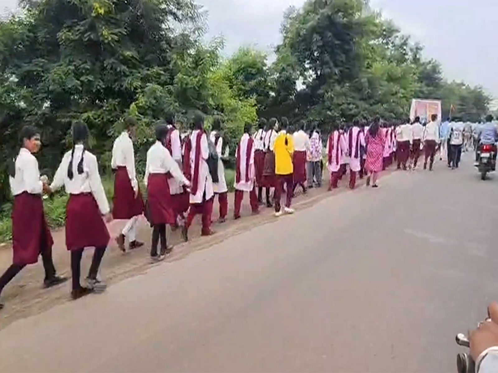 Students are marching towards collector office in Barwani (Photo/ANI) Students are marching towards collector office in Barwani (Photo/ANI)