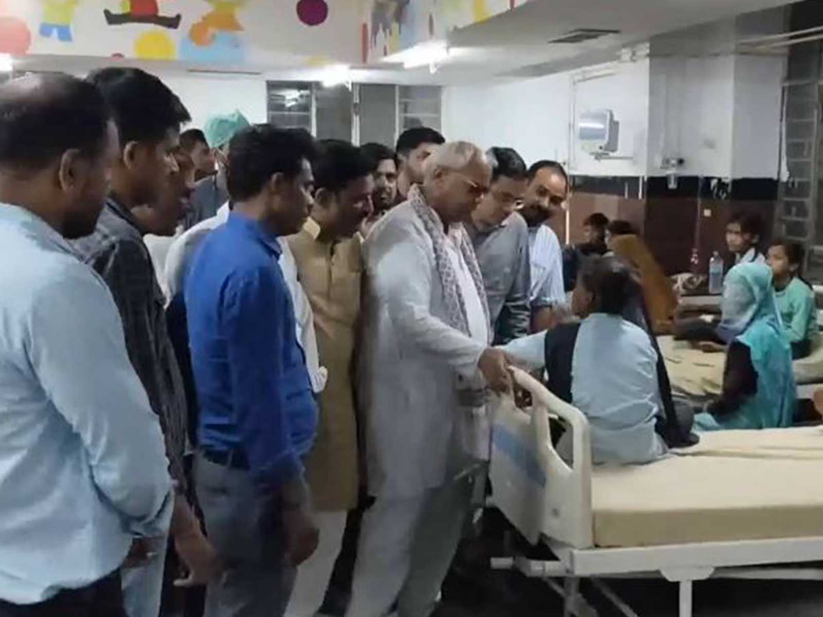Rajasthan Minister Madan Dilawar met school students (Photo/ANI)