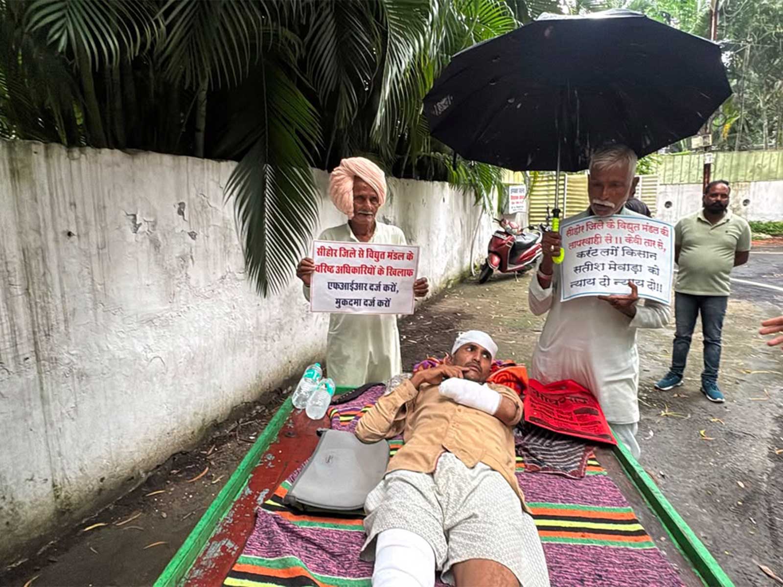 MP: Injured farmer reached Energy Minister’s bungalow on Handkart (Photo/ANI) MP: Injured farmer reached Energy Minister’s bungalow on Handkart (Photo/ANI)