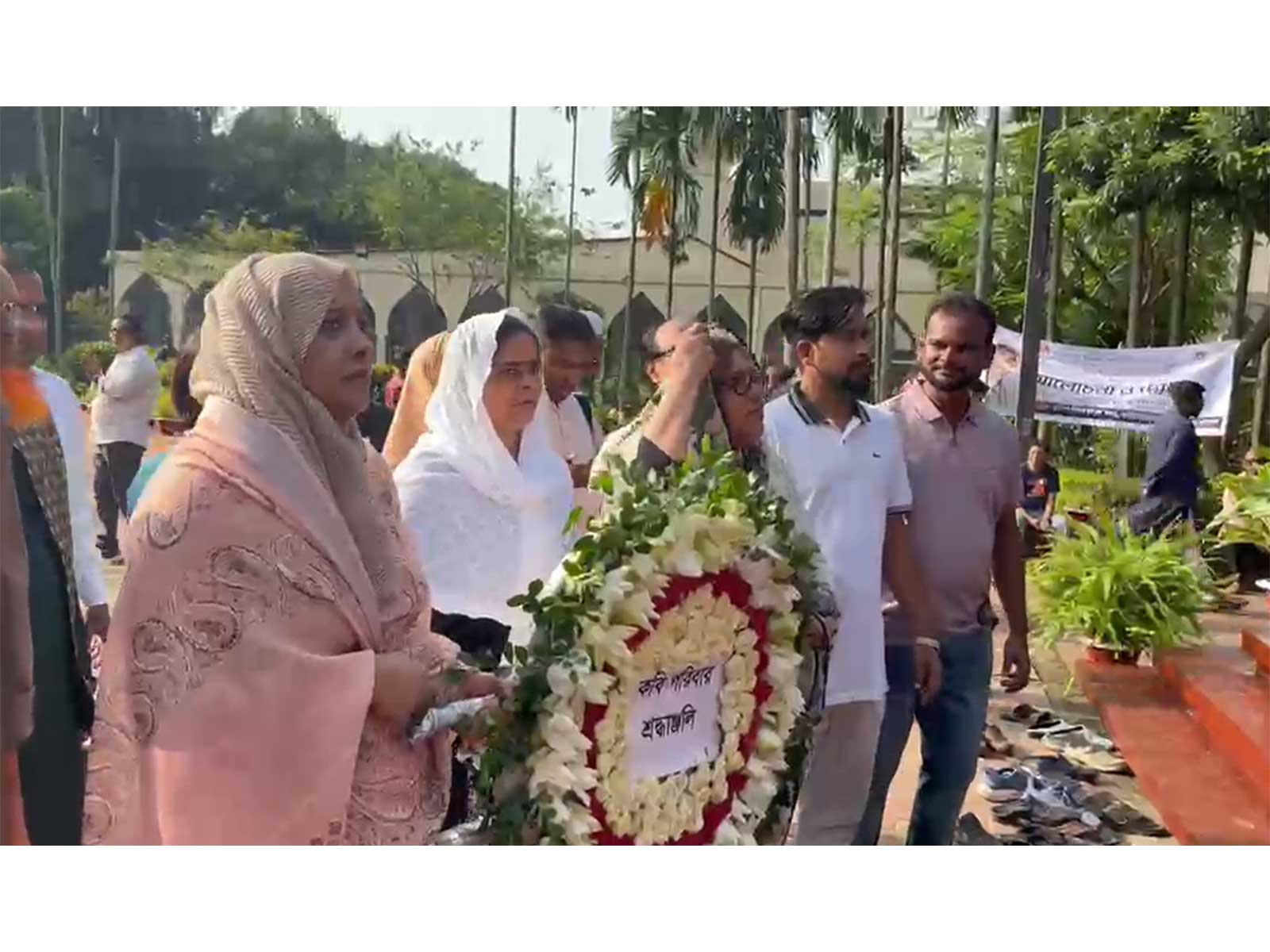 People pay their respects to poet Nazrul Islam (Photo/ANI) People pay their respects to poet Nazrul Islam (Photo/ANI)