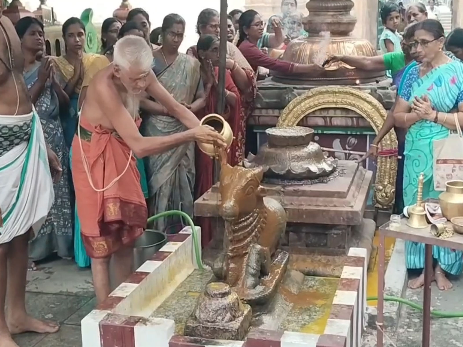 Devotees perform rituals during the Avani Avittam ceremony (Photo/ANI) Devotees perform rituals during the Avani Avittam ceremony (Photo/ANI)