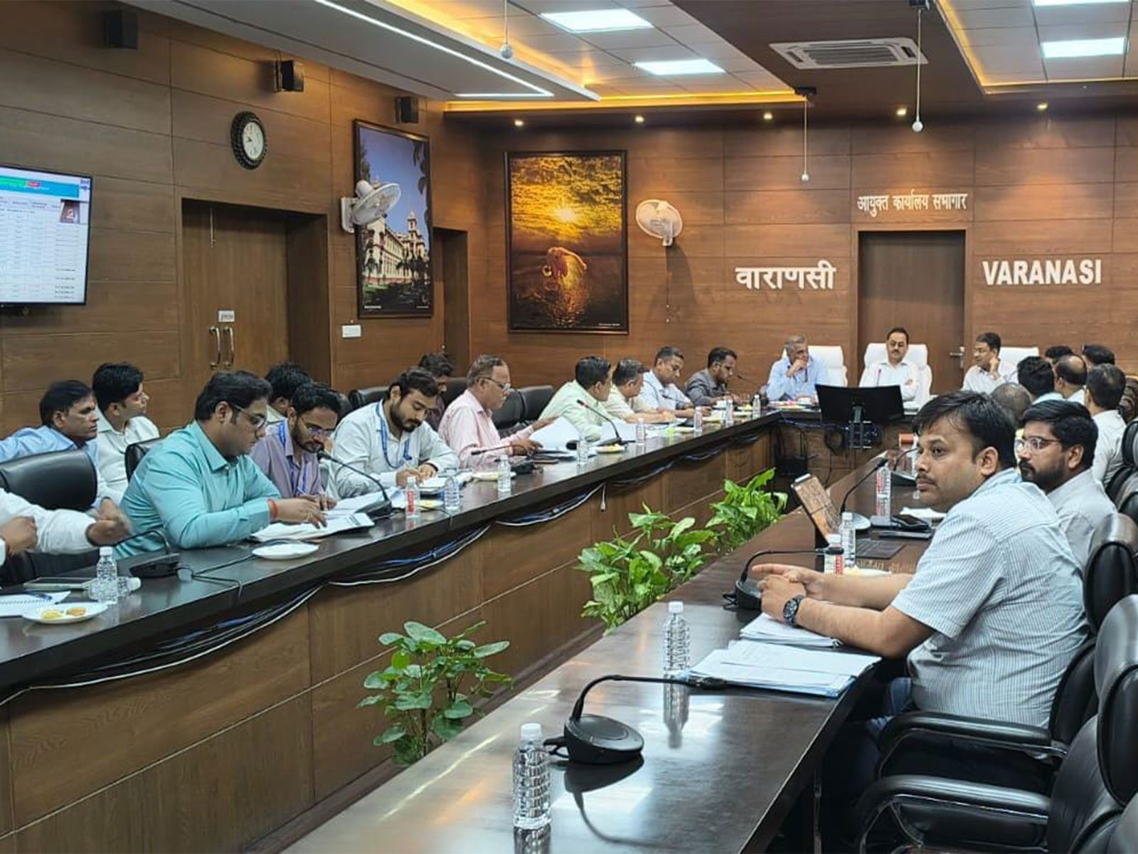 Review meeting held at the Divisional Commissioner’s auditorium under the chairmanship of Lohani (Photo/InformationDepartmentVaranasi)