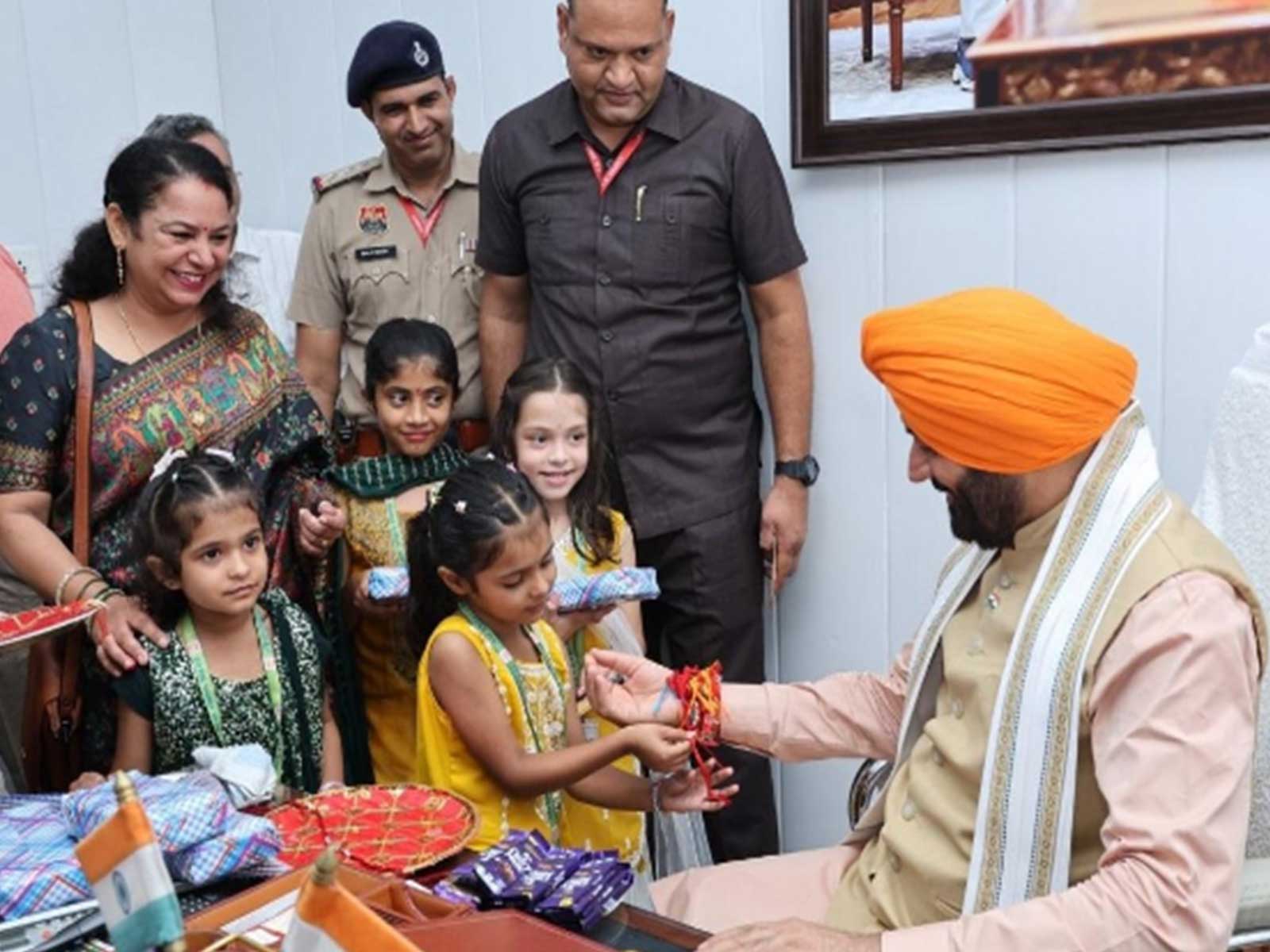 Schoolgirls tied rakhis to Haryana Chief Minister (photo: Haryana PR)
