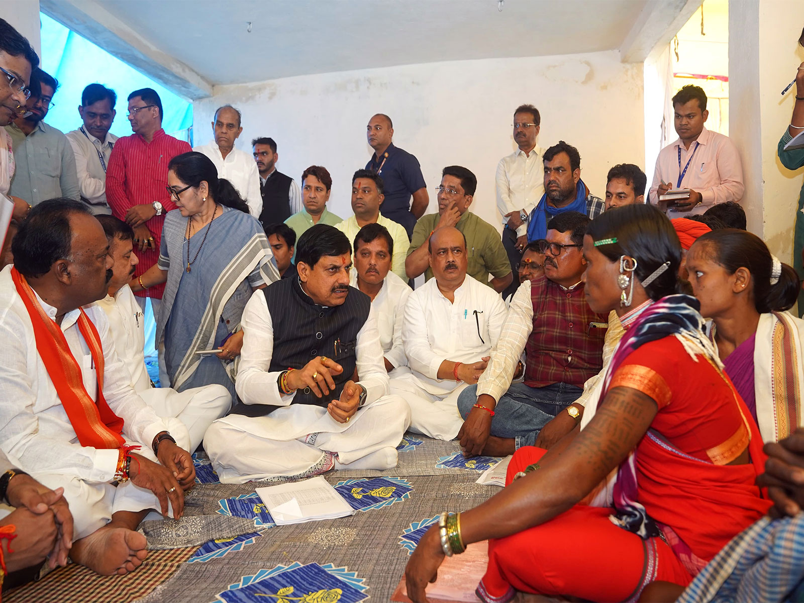 MP CM Mohan Yadav is interacting with local villagers in Balaghat (Photo / DPR) MP CM Mohan Yadav is interacting with local villagers in Balaghat (Photo / DPR)