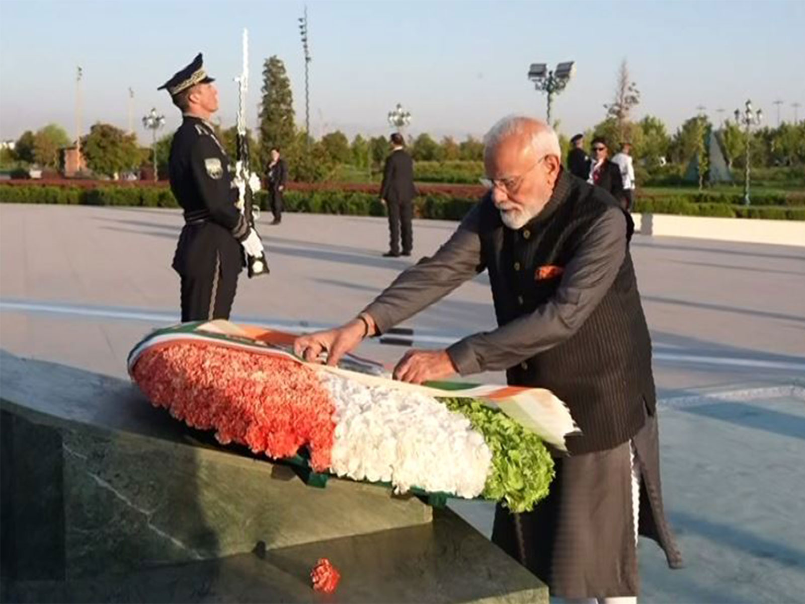 Prime Minister Narendra Modi lays wreath at Yangi Uzbekistan Park  in Tashkent (Photo/ANI/DD)