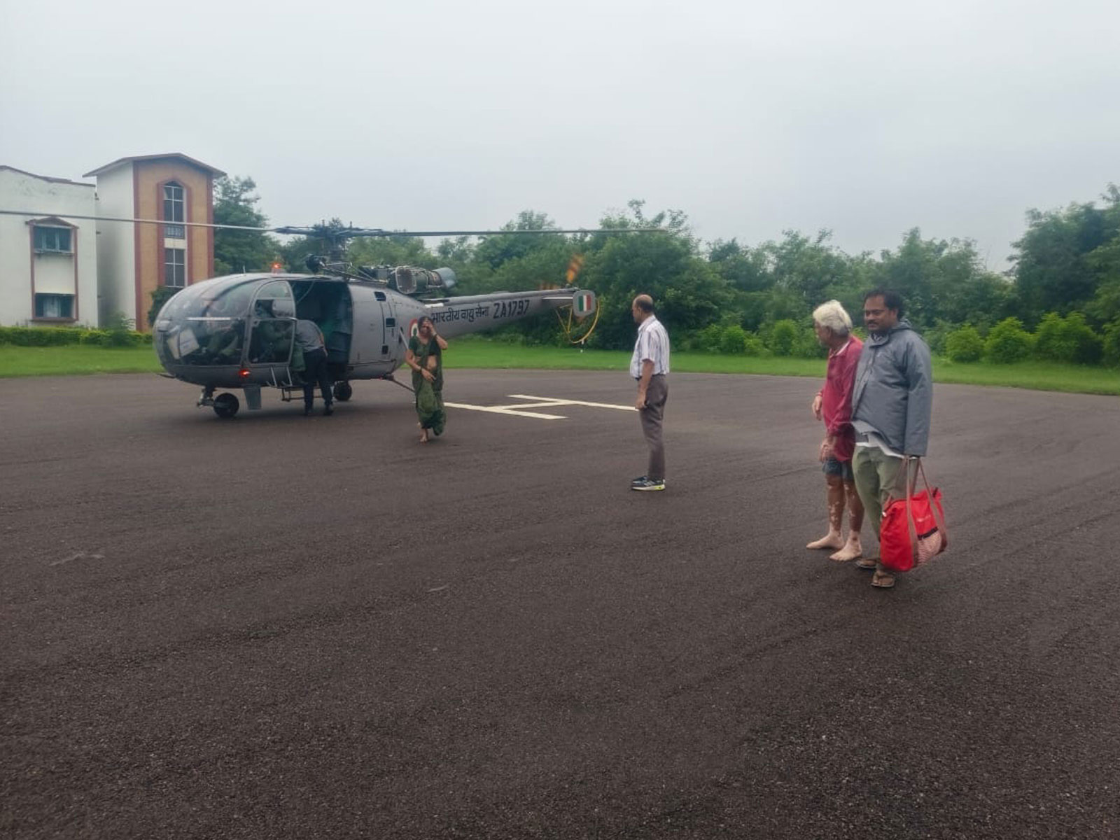 An Army helicopter rescues two people during flood relief operations in Chitrakoot (Photo: x/@Collector_Satna) An Army helicopter rescues two people during flood relief operations in Chitrakoot (Photo: x/@Collector_Satna)