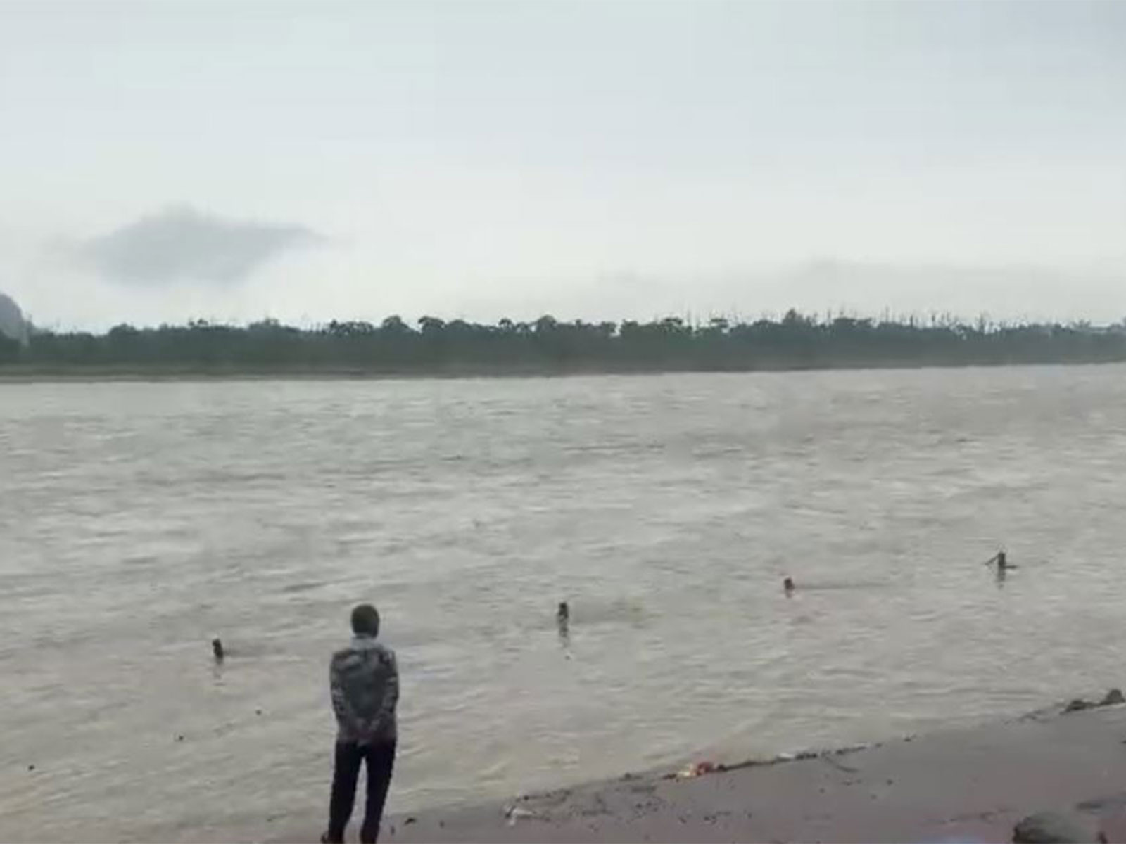 The Ganga River flows at a strong pace at Triveni Ghat in Rishikesh amid continuous heavy rainfall in the hilly areas of Uttarakhand (Photo/ANI)
