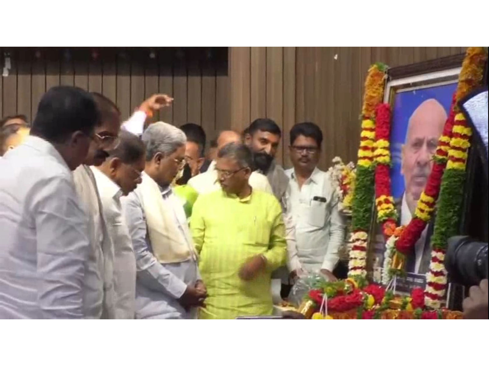 Former Karnataka Chief Minister Siddaramaiah pays floral tribute (Photo/ANI)