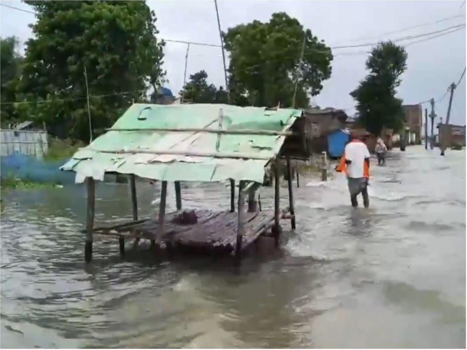 Bihar: Floodwaters enter houses in Bhagalpur’s Madrauni village, locals seek&hellip;