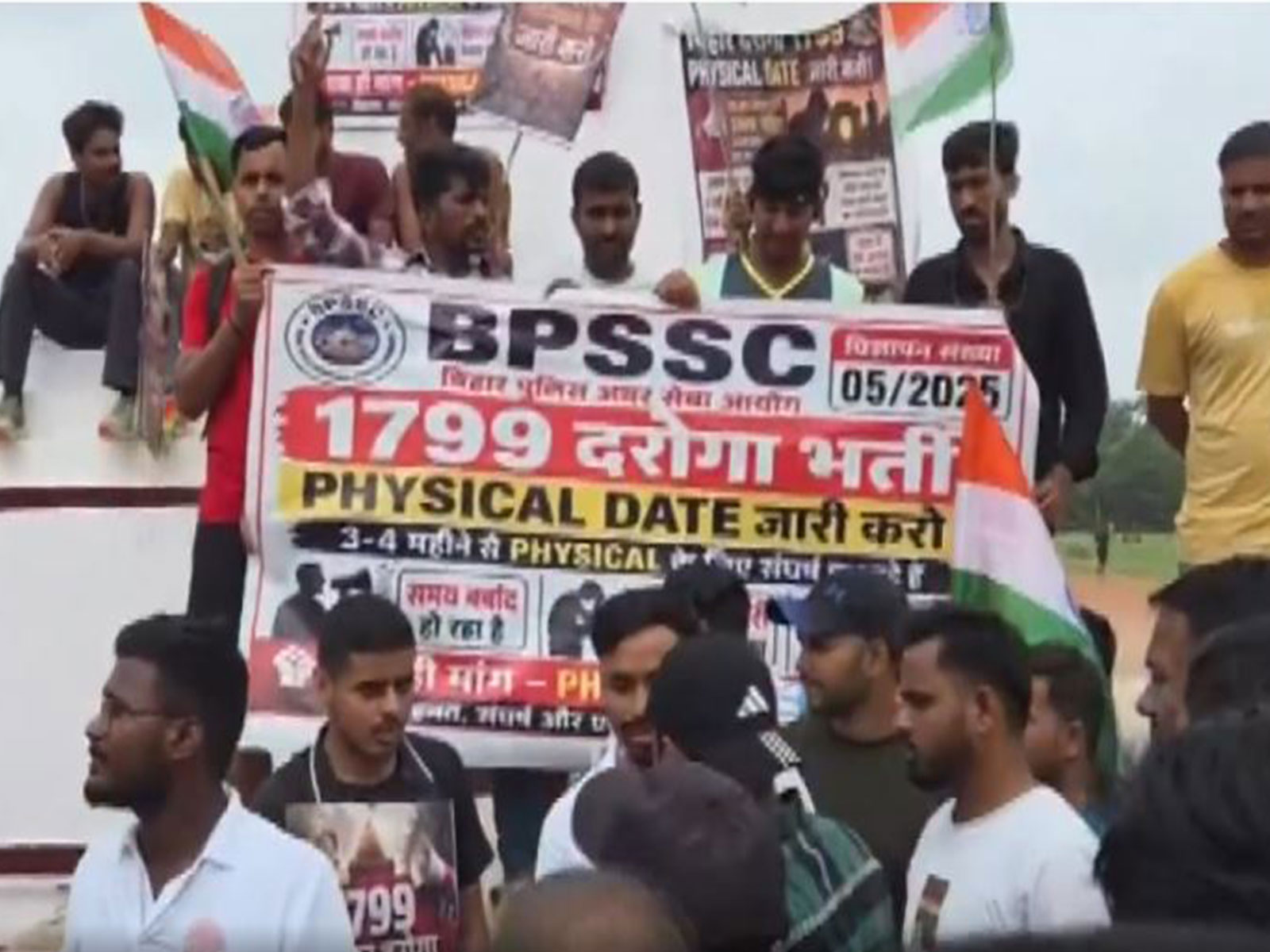 BPSSC Bihar SI candidates protesting at Gandhi Maidan (Photo/ANI) BPSSC Bihar SI candidates protesting at Gandhi Maidan (Photo/ANI)