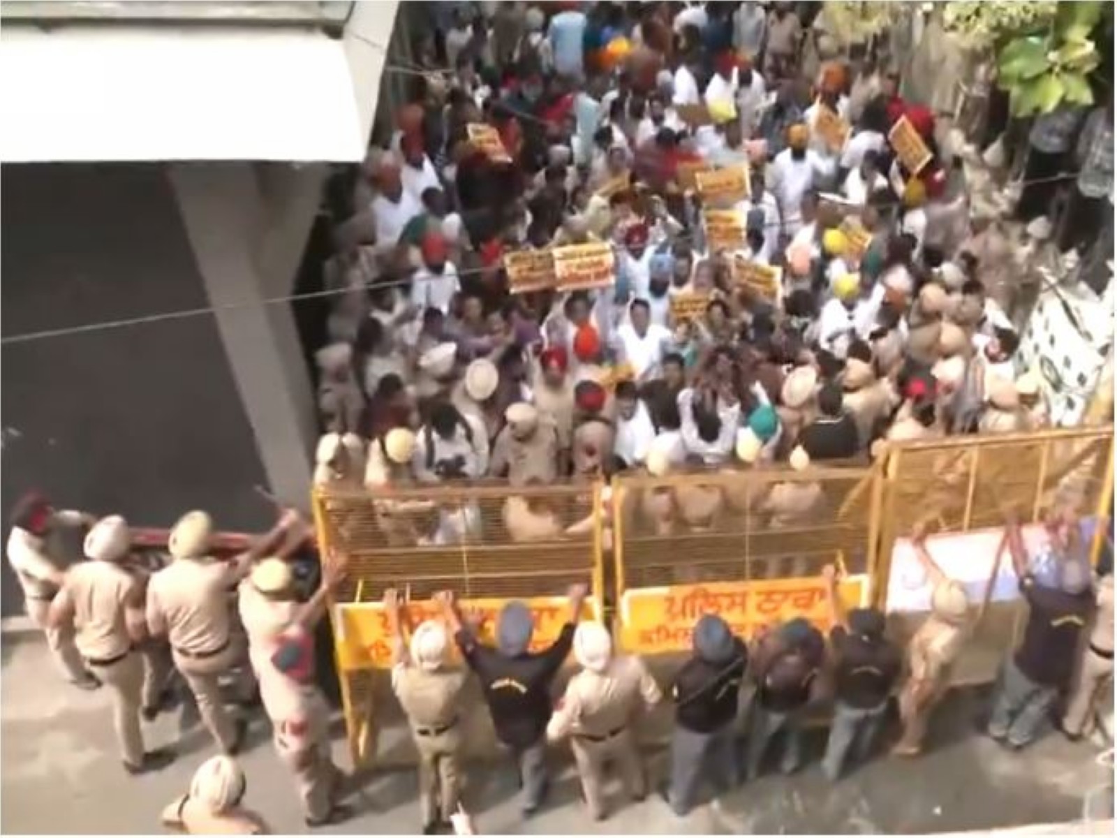 Aam Aadmi Party workers hold a protest outside the residence of Rajya Sabha MP Tarun Chugh (Photo/ANI) Aam Aadmi Party workers hold a protest outside the residence of Rajya Sabha MP Tarun Chugh (Photo/ANI)