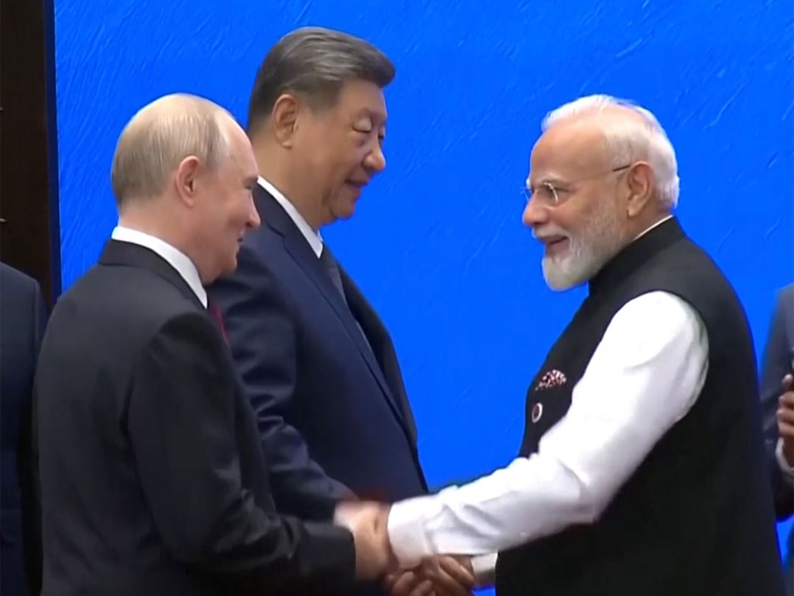 PM Modi, President Xi Jinping, President Putin shake hands at SCO summit (Photo/Reuters)