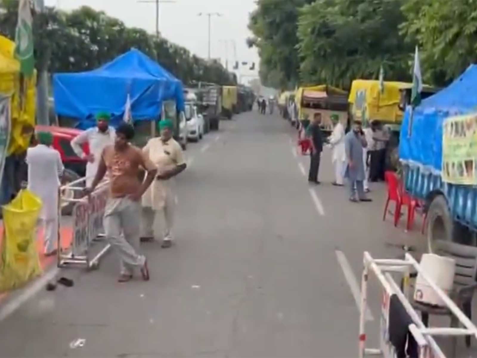 Farmers at a sit-in protest at the Chandigarh-Punjab border (Photo/ANI) Farmers at a sit-in protest at the Chandigarh-Punjab border (Photo/ANI)